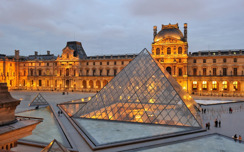 Bảo tàng Louvre và Kim tự tháp Louvre nổi tiếng nằm ở Paris