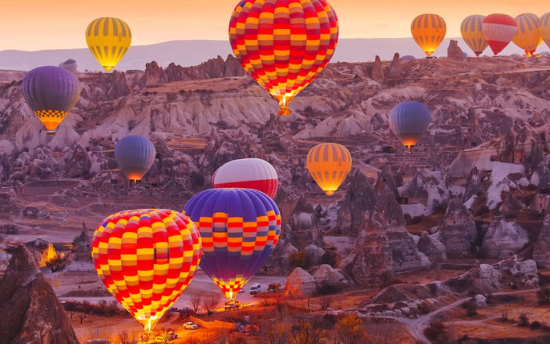 Khoảnh khắc bình minh tại Cappadocia, Thổ Nhĩ Kỳ, nổi tiếng với các hoạt động bay khinh khí cầu.