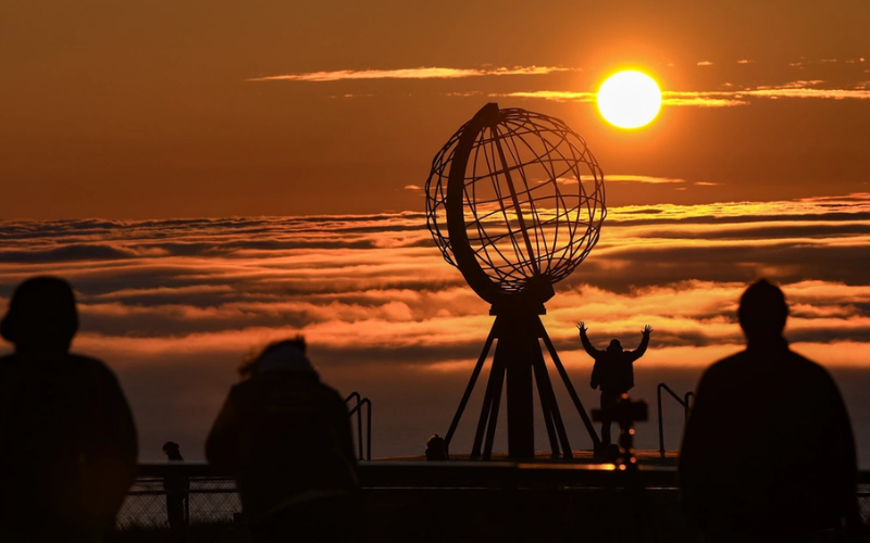 Mặt trời lúc nửa đêm tại Mũi Bắc (North Cape) ở Na Uy.