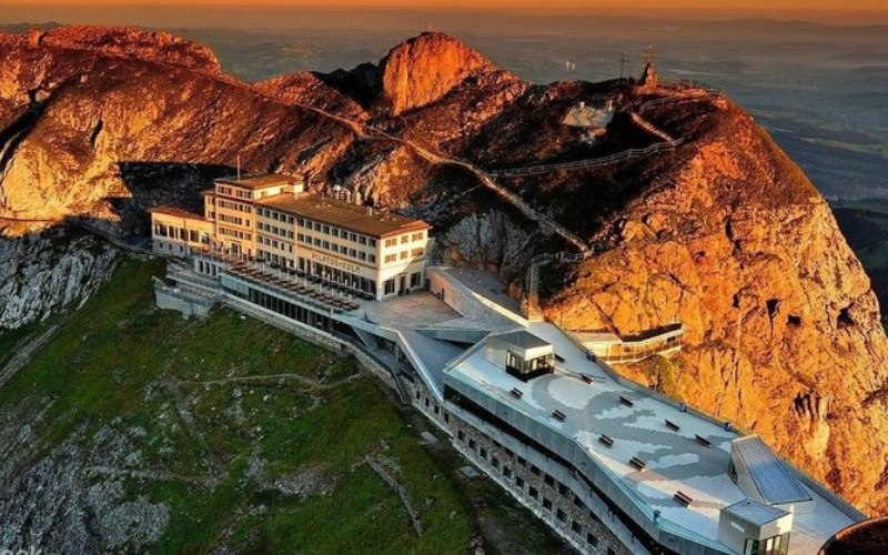 Đỉnh núi Pilatus và khách sạn Pilatus-Kulm tại Thụy Sĩ.