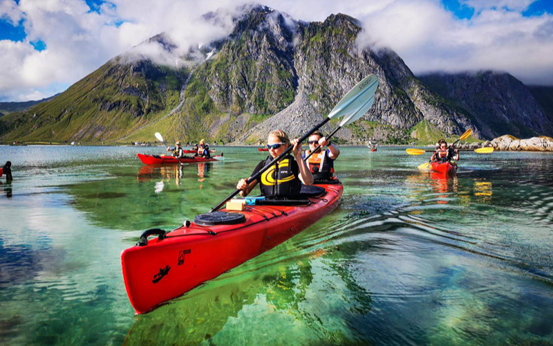 Chèo thuyền kayak tại quần đảo Lofoten, Na Uy.