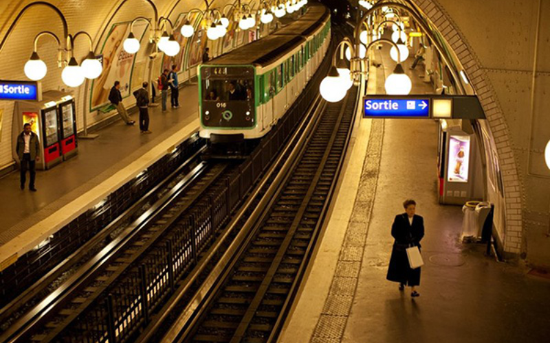 Tàu điện ngầm Paris (Paris Métro).